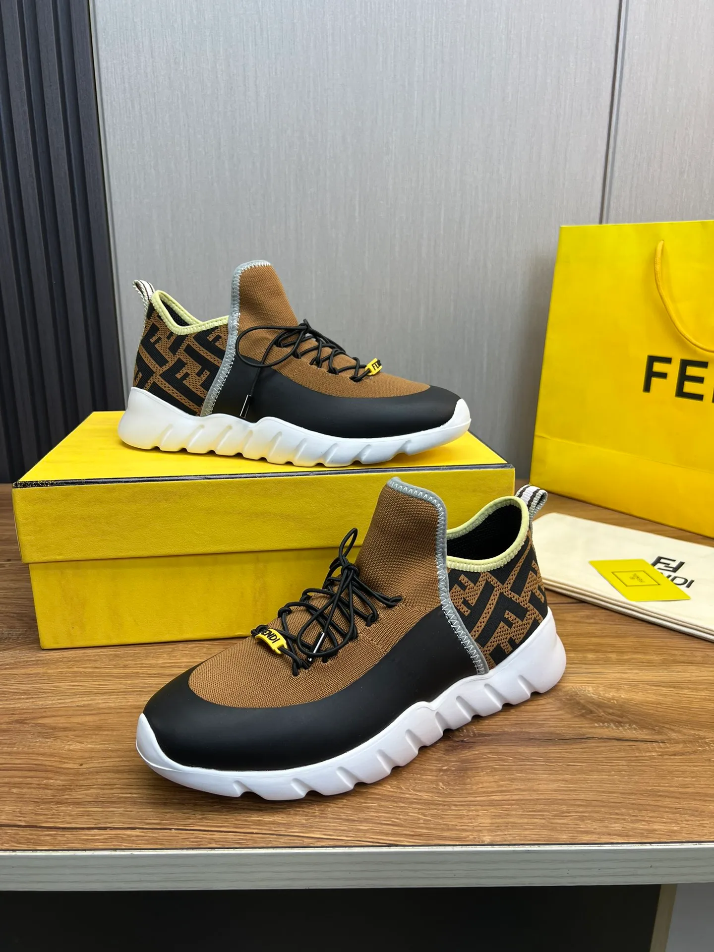 Men's shoes💰680💰 ＦＥＮＤＩ. Fendi🔍Top purchasing agent🇮🇹 The new and popular counter of the popular street boy monster has original factory configuration, original fly-knit fabric imported from Italy, high-quality printing technology, imported water-dyed cowhide with breathable mesh lining, breathable and comfortable, soles: original factory special soles are super comfortable, original factory single goods 🔍high quality, you can enter and leave the counter at will, welcome to compare, code number 39-44 (can be ordered 38.45.46)